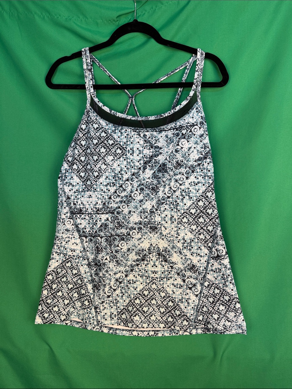GAIAM patterned strappy workout top EUC large